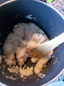Sofreír el arroz cocido, los boletus, la merluza, y los ajos